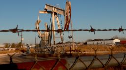 Una pompa petrolifera lavora nel giacimento petrolifero del bacino del Permian il 13 marzo 2022 a Odessa, in Texas.