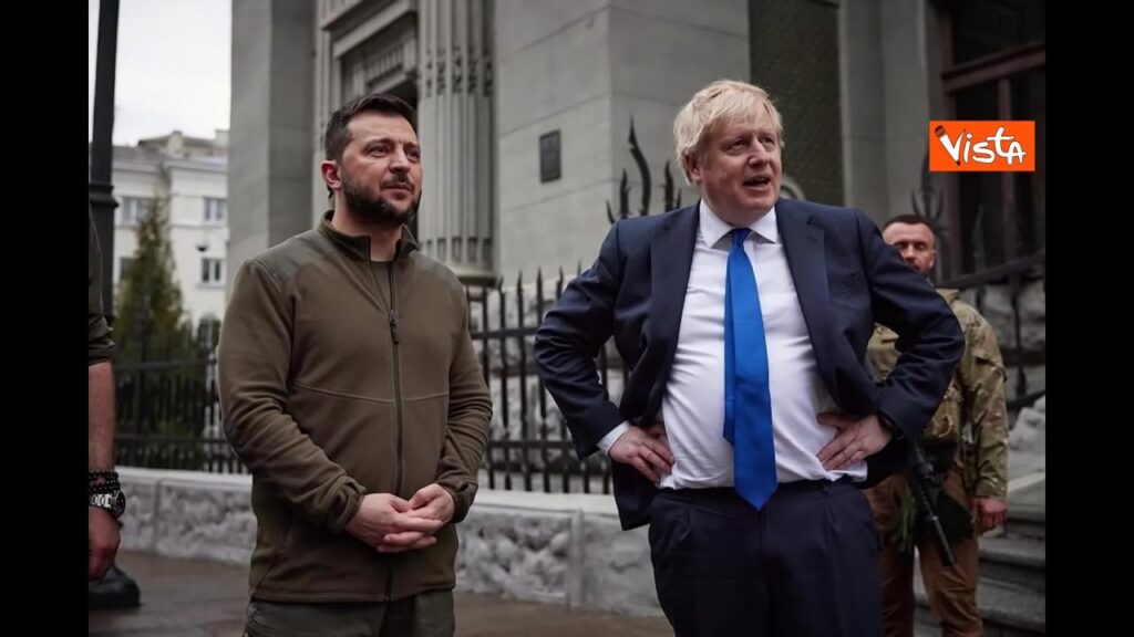 Fotogallery: Boris Johnson e Zelensky passeggiano in strada a Kiev / 7 foto - 09/04/22 21:50