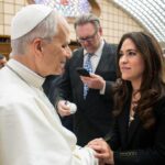 Vaticano,12 maggio 2025. Papa Leone XIV incontra Maria Montserrat Alvarado, nuovo Prefetto della Comunicazione Vaticana, durante l'Udienza agli operatori dei media che avevano seguito il Conclave / SICILIANI