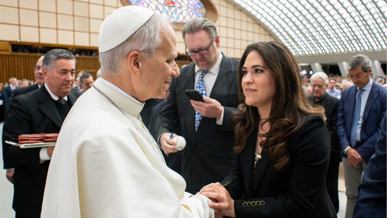 Vaticano,12 maggio 2025. Papa Leone XIV incontra Maria Montserrat Alvarado, nuovo Prefetto della Comunicazione Vaticana, durante l'Udienza agli operatori dei media che avevano seguito il Conclave / SICILIANI